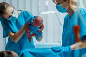 Cuatro enfermeras fueron despedidas por hacer el "reto del asco" en una sala de parto