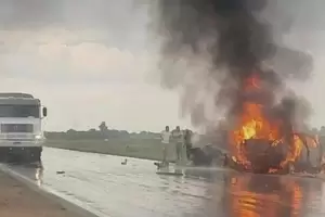 Tragedia en Santa Fe: Tres mujeres murieron carbonizadas tras un choque frontal de dos autos