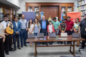 Estudio del Senado: artistas recibieron copia de su primer trabajo discogrfico