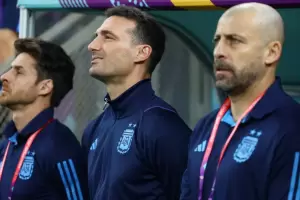 Como Los Simuladores: La foto del cuerpo tcnico de la Seleccin argentina en su llegada a China que gener furor