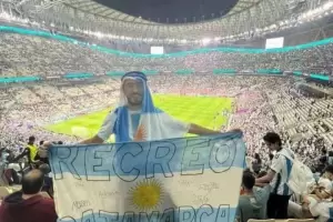 Un hincha catamarqueo presenci la semifinal en Qatar y mostr orgulloso su bandera: "Recreo, Catamarca"