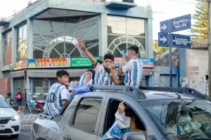 Volv�a de festejar el triunfo de Argentina y casi muere ahorcado con la bandera