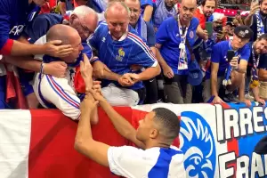 Kylian Mbapp pate una pelota a la tribuna y noque a un hincha de Francia
