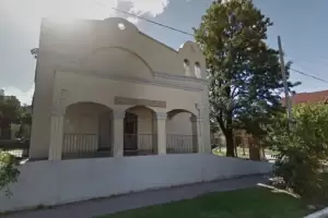 Un indigente fue asesinado por un adolescente que lo golpe con un adoqun frente a una parroquia