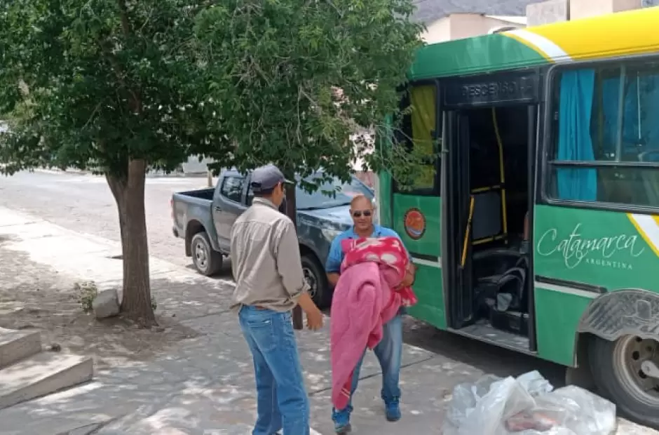 El colectivero del 108 llev las donaciones a una escuela de Villa Vil.