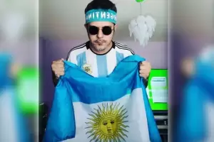 Es brasileo, hincha de la Seleccin Argentina y fantico de Messi: "Es un amor que tengo desde nio"