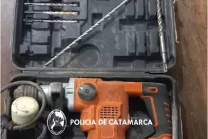 Agredi a su pareja, vecinos los detuvieron y le secuestraron elementos sustrados