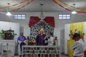 Consagran el altar y dedican la capilla San Cayetano en El Eje