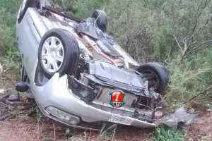 Un auto despist y volc en la ruta 38