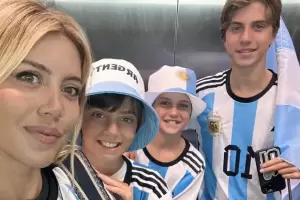 Wanda Nara lleg a Qatar con sus hijos para alentar en la final y les cumpli su primer antojo