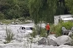 Intent cruzar el ro Las Trancas, qued varado y lo rescataron los vecinos