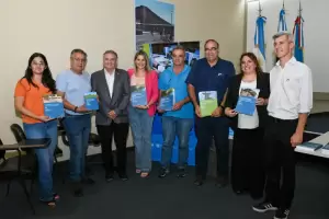 Escuelas agrotcnicas de Catamarca recibieron libros de ediciones INTA