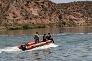 Un joven sali a festejar el fin de ao, se meti al ro para refrescarse y desapareci