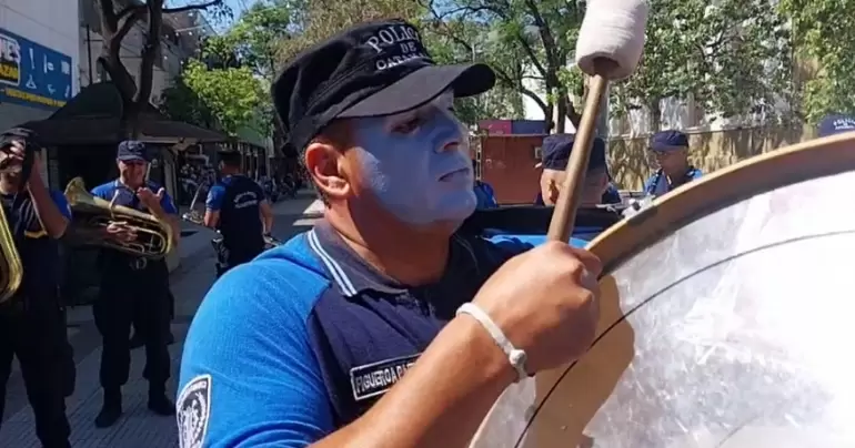 La Banda de la  Polica de la Provincia de Catamarca enton canciones de aliento para el seleccionado argentino.