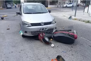 Siniestro vial en el centro: chocaron un auto y una moto