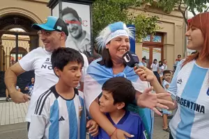 Festejos en la Plaza: Los catamarqueos se hicieron escuchar tras el triunfo de la Seleccin