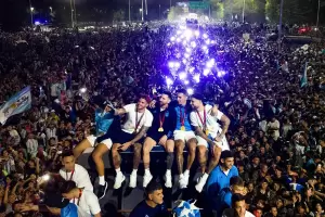La Seleccin de Messi lleg a la Argentina y fue recibida por una multitud en Ezeiza