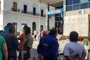 Largas filas en los bancos catamarque�os