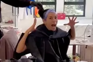 Mientras le tean el pelo, Eva Longoria festej a los gritos el triunfo de Argentina en el Mundial