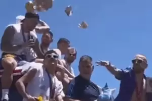 El "Papu" Gmez tir plata a los hinchas en medio de la Caravana