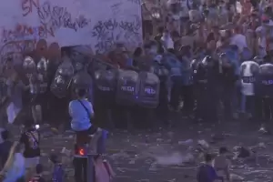 Graves incidentes entre la Polica y un grupo de hinchas, tras los festejos por la Copa del Mundo