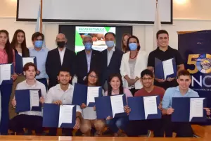 Entregaron diez becas al mrito acadmico