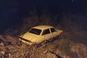 Andalgal: Un auto cay a un arroyo