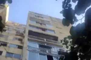 Un nene de cinco aos muri al caer desde un balcn y su pap culpa a la mam:  Ella lo tir o se le cay