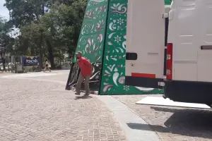 Durante los festejos, el rbol de Navidad de la Plaza 25 de Mayo qued destrozado y tuvieron que repararlo