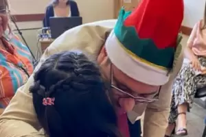 El emotivo gesto de un juez para decirle a una nena que haba sido adoptada