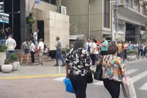 Lo de siempre: largas filas en los bancos y los catamarqueos molestos