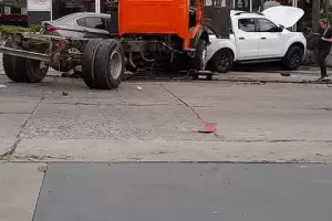 Un camin se qued sin frenos y choc a cuatro vehculos en avenida Ocampo