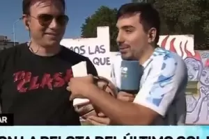 Increble: unos argentinos "durmieron" a un francs y se llevaron de Qatar la pelota del 3-2 de Messi a Francia