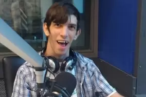 Perdi la voz cuando era un beb y hoy es periodista: Es el primer mudo en tener un programa de radio