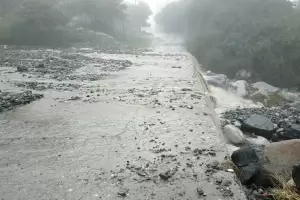 Tras las lluvias, la creciente en el Ro de Colana causa inconvenientes