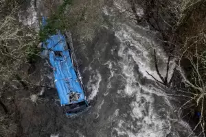 Tragedia en Espaa: Murieron 6 personas al caer un micro sobre un ro desde ms de 40 metros de altura