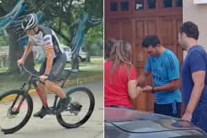 La Navidad de Lionel Scaloni en Pujato: Pase en bicicleta y salud a sus vecinos