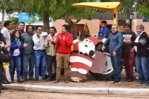 En Navidad, Jalil entreg un tractor a productores de Tinogasta