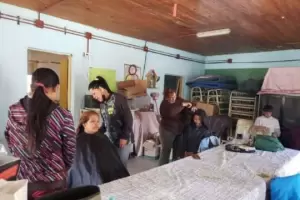 Peluqueros solidarios donaron alimentos e hicieron trabajos de mantenimiento en una escuela de una zona carenciada