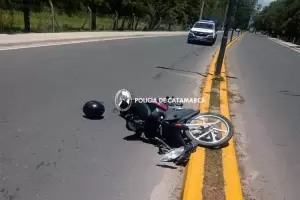 Una mujer termin lesionada despus de derrapar con su motocicleta