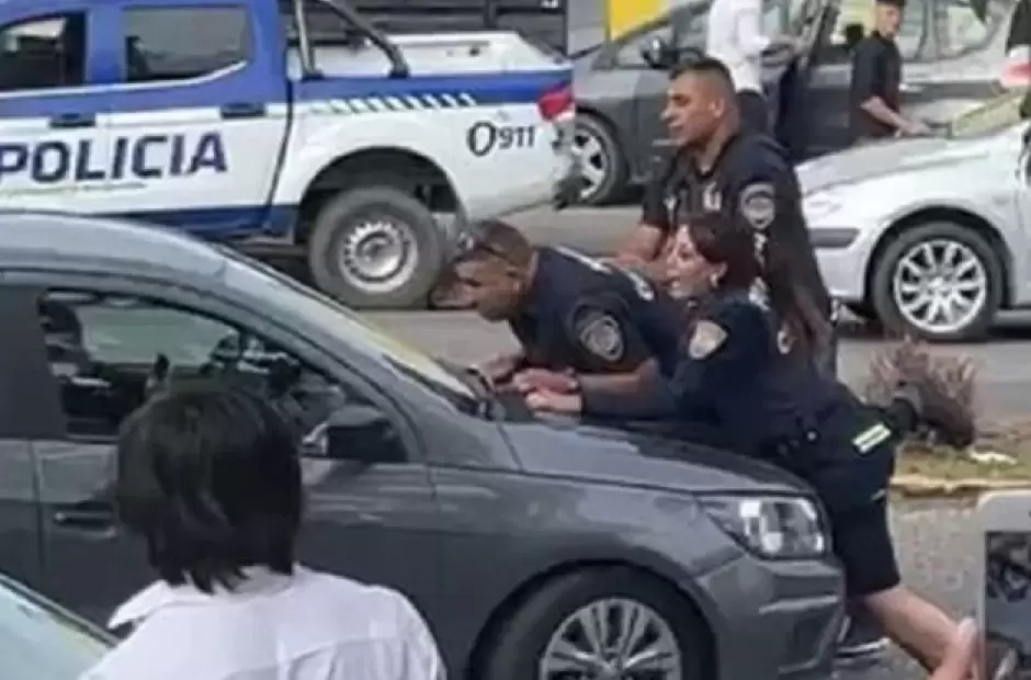 El conductor del auto que arrastr� a los polic�as qued� imputado por abuso sexua
