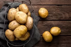 Las inslitas tradiciones del mundo para recibir al Ao Nuevo: desde lanzar zapatos hasta papas bajo el colchn