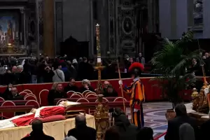 Cientos de fieles despiden a Benedicto XVI en la Baslica de San Pedro