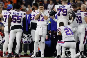 Dram�tico video: un jugador de la NFL se infart� y tuvo que ser reanimado en pleno partido