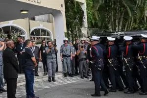 Pel fue sepultado en un cementerio de Santos tras una conmovedora despedida de millones de hinchas