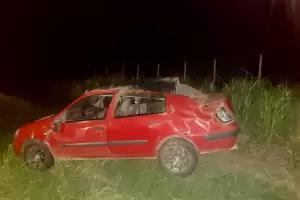 Violento accidente en la ruta 64: se le revent� un neum�tico del auto, despist� y volc�