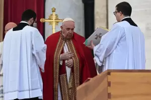 Ante miles de fieles, Francisco despidi a Benedicto XVI