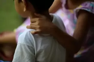 Dos hermanos fueron rescatados tras ser abandonados por su madre