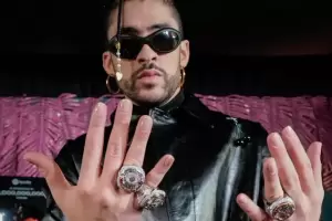 Apareci otro video de Bad Bunny arrebatando dos celulares en un boliche