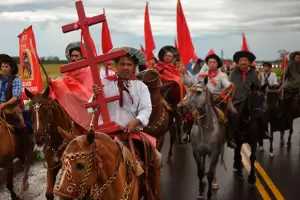 Gauchito Gil: miles de personas se acercan al santuario correntino